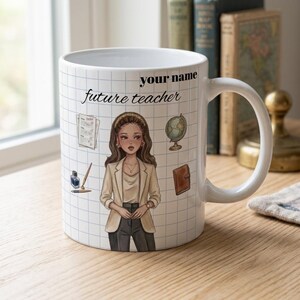 Peut inclure: Un mug en céramique blanche avec un motif de grille en arrière-plan et le texte "your name" et "future teacher". Le design comprend une illustration de personnage en blazer beige, un globe, un carnet, un stylo et un document.