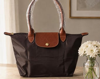 Bolso tote grande Longchamp de nailon marrón, bolso de hombro plegable con ribete de piel, bolso de viaje ligero para el día a día.