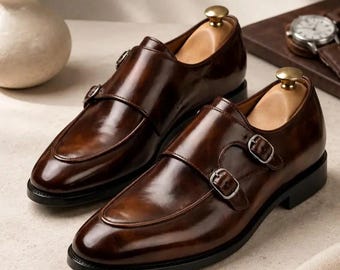 Scarpe da uomo marroni con doppia fibbia, scarpe eleganti in pelle lucida fatte a mano, scarpe formali con punta a grembiule e doppia fibbia.
