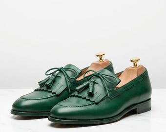 Handgemaakte groene leren loafers met kwastjes voor heren | Geklede schoenen van Crown Mark Crafts