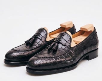Mocasines de cuero negro hechos a mano con borlas y relieve de cocodrilo, zapatos de vestir de lujo para hombre.