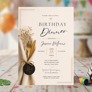 Op de afbeelding: Een cr&egrave;mekleurige uitnodigingskaart voor een verjaardagsdiner met een goudkleurige vork en mes in een beige servet en een klein zwart rond label. De tekst luidt: Please join us for a birthday dinner, Jessica Williams, 28 juni 2026.