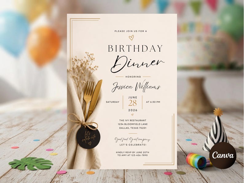 Op de afbeelding: Een cr&egrave;mekleurige uitnodigingskaart voor een verjaardagsdiner met een goudkleurige vork en mes in een beige servet en een klein zwart rond label. De tekst luidt: Please join us for a birthday dinner, Jessica Williams, 28 juni 2026.