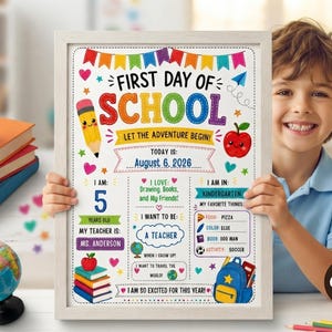 以下が含まれることがあります： First Day of Schoolと書かれた白い額縁入りのポスター。鉛筆、リンゴ、バックパックのカラフルなイラストが描かれています。2026年8月6日、5歳、Ms. Anderson先生、好きなものとしてピザ、青、Dog Man、サッカーなどのテキストが含まれています。