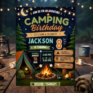 Puede incluir: Una tarjeta de invitación de cumpleaños con temática de camping que muestra una escena nocturna con una fogata, una tienda de campaña, pinos y luces. El texto dice: JOIN US FOR AN ADVENTURE! CAMPING BIRTHDAY, JACKSON IS TURNING 8, 16 DE AGOSTO 2025.