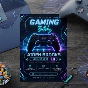 Peut inclure: Une carte d'invitation d'anniversaire sur le thème du jeu vidéo avec des tons bleu néon et violet, illustrée par une manette centrale. Le texte indique : You're invited to a gaming birthday, Aiden Brooks, leveling up to 10, et les détails.
