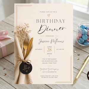 Op de afbeelding: Een uitnodigingskaart voor een verjaardagsdiner met elegante typografie, gouden accenten en een foto van een servet met een gouden vork en mes. De tekst bevat de details voor Jessica Williams op 28 juni 2026 in The Ivy Restaurant.