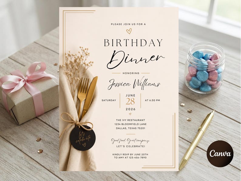 Op de afbeelding: Een uitnodigingskaart voor een verjaardagsdiner met elegante typografie, gouden accenten en een foto van een servet met een gouden vork en mes. De tekst bevat de details voor Jessica Williams op 28 juni 2026 in The Ivy Restaurant.