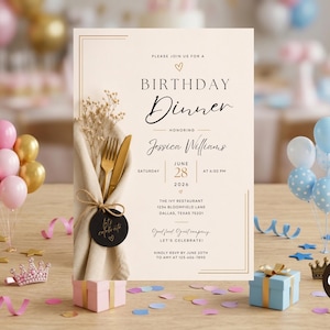 Op de afbeelding: Een uitnodigingskaart voor een verjaardagsdiner op cr&egrave;mekleurig papier met zwarte en gouden tekst. Het ontwerp bevat een servet omwikkeld met touw, een gouden vork en mes, en een klein zwart label. De tekst vermeldt de viering voor Jessica Williams.