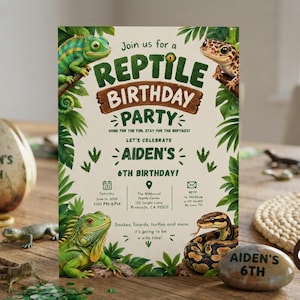 Puede incluir: Una tarjeta de invitación rectangular para fiesta de cumpleaños con un camaleón verde, un gecko leopardo, una iguana verde y una serpiente. El texto dice REPTILE BIRTHDAY PARTY, Aiden's 6th Birthday, e incluye detalles del evento y hojas de selva.