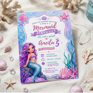 Op de afbeelding: Een rechthoekige verjaardagsuitnodiging met een illustratie van een zeemeermin met paars haar en zeethema-afbeeldingen, met de tekst: JOIN US UNDER THE SEA FOR A MERMAID BIRTHDAY, Ameila 5 IS TURNING, SATURDAY JUNE 21, 2028, 2:00 PM - 4:00 PM, OCEAN PARK.