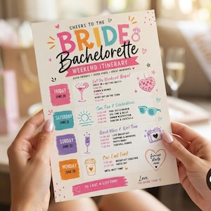 Puede incluir: Una tarjeta impresa de itinerario de fin de semana de despedida de soltera con texto e iconos coloridos. El encabezado dice Cheers to the Bride Bachelorette Weekend Itinerary, seguido de un horario de viernes a lunes con varios iconos de eventos.