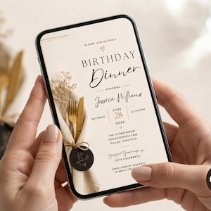 Op de afbeelding: Een digitale uitnodiging voor een verjaardagsdiner op een smartphonescherm. Het ontwerp heeft een beige achtergrond met een gouden vork en mes vastgebonden met touw aan een servet, en tekst met Birthday Dinner, Jessica Williams, June 28, 2026.