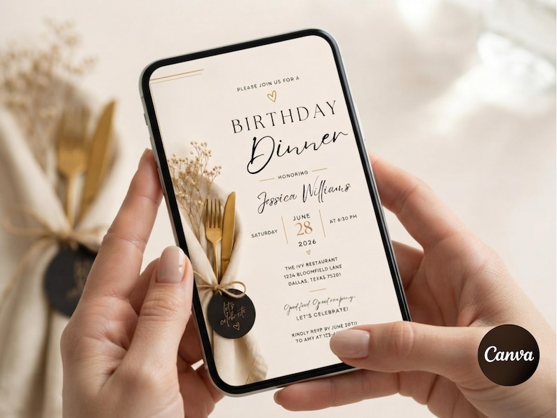 Op de afbeelding: Een digitale uitnodiging voor een verjaardagsdiner op een smartphonescherm. Het ontwerp heeft een beige achtergrond met een gouden vork en mes vastgebonden met touw aan een servet, en tekst met Birthday Dinner, Jessica Williams, June 28, 2026.
