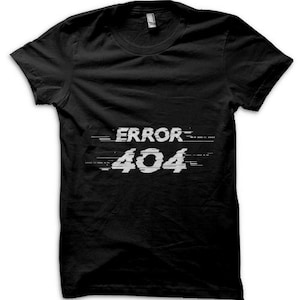 Op de afbeelding: Een zwart t-shirt met korte mouwen en de witte tekst ERROR 404 op de borst. De tekst heeft een digitaal glitch-effect met horizontale lijnen die door de letters en cijfers lopen, wat zorgt voor een vervormd en gefragmenteerd uiterlijk.