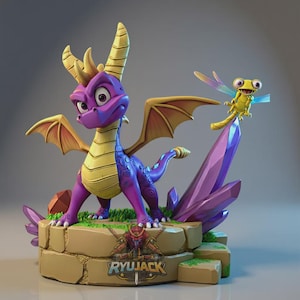 Puede incluir: Una figura de dragón morado y amarillo con cuernos y alas sobre una base de piedra con parches verdes. Una pequeña libélula amarilla se posa sobre un gran cristal morado junto al dragón. La base muestra el texto RYUJACK en el centro.