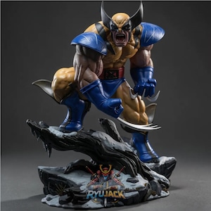 Op de afbeelding: Een gedetailleerd beeldje van het personage Wolverine in een gehurkte houding, gekleed in een geel en blauw pak met schoudervullingen en handschoenen. Het figuur heeft uitgestrekte zilveren klauwen en staat op een donkere, rotsachtige basis met sneeuw.