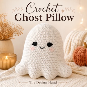 Könnte beinhalten: Ein weißes Häkel-Geisterkissen mit schwarzen gestickten Augen, Wimpern und einem kleinen Lächeln sowie zarten rosa Wangen. Der Text "Crochet Ghost Pillow" und "The Design Hand" ist oberhalb und unterhalb des Objekts abgebildet.