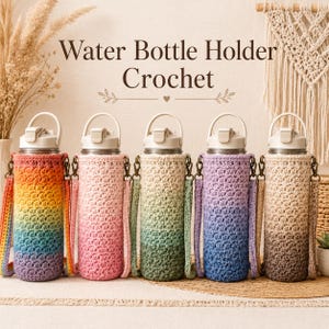 Könnte beinhalten: Fünf zylindrische Häkel-Flaschenhalter mit verstellbaren Riemen und Metallclips. Die Halter weisen Farbverlaufsmuster in Regenbogen-, Rosa-, Grün-, Blau- und Brauntönen auf, wobei jeder mit einer weißen Kunststoff-Wasserflasche ausgestattet ist.