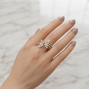 Elegant Floral Cluster Ring