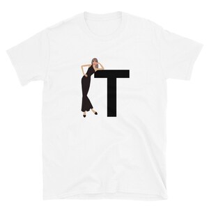 carta, T, diseño del alfabeto, mujer de la A a la Z, moda, boceto, ilustración, sexy, arte, diseñador, camiseta unisex de manga corta
