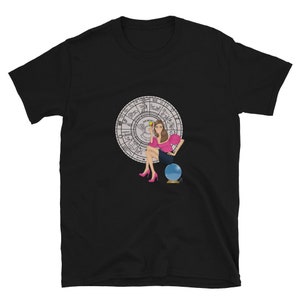 Camiseta unissex de manga curta cinza com leitor de cartas de tarô