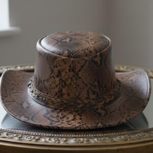 Sombrero de copa vaquero de cuero con estampado de pitón marrón / Sombrero steampunk western / Sombrero de copa gótico de cuero / Sombrero para festivales y disfraces de cosplay