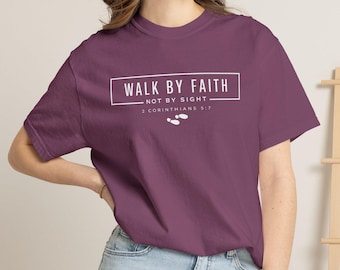 Camiseta "Caminhe pela Fé" | Camiseta cristã com estampa de versículo bíblico