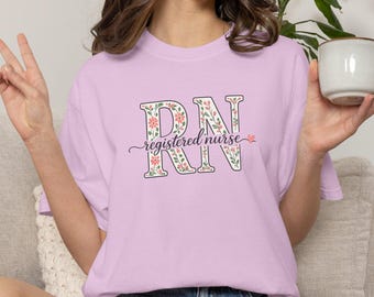 T-shirt met bloemen RN-geregistreerd verpleegster |