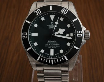 Orologio da polso vintage Tudor automatico con quadrante nero e bracciale argentato da uomo.