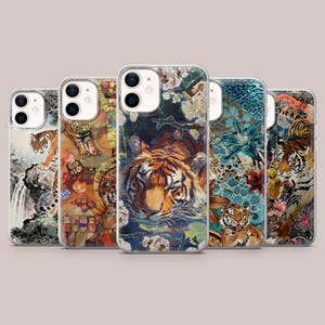Pode incluir: Cinco capas transparentes para smartphone dispostas em fila, cada uma com um design gráfico distinto com tema de tigre. As ilustrações incluem tigres em ambientes naturais, padrões florais e composições artísticas abstratas com cores vibrantes.