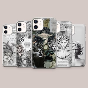 Peut inclure: Une collection de cinq coques de téléphone transparentes présentant des collages en noir et blanc de Méduse, de serpents et de texte imprimé. Les graphismes incluent des illustrations de visages aux cheveux de serpent et la phrase LOOK AT ME.