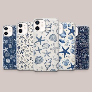 Puede incluir: Cinco fundas para smartphone dispuestas en fila, cada una con un patrón náutico distinto. Los diseños incluyen varias ilustraciones de estrellas de mar, conchas, corales y escenas submarinas en tonos azul marino, blanco y azul claro.