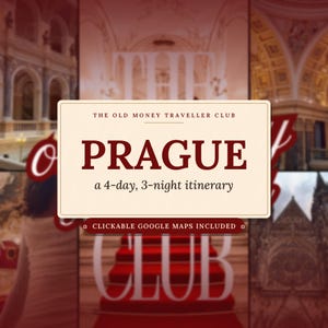 Pode incluir: Uma placa retangular de cor creme com texto vermelho escuro lendo THE OLD MONEY TRAVELLER CLUB, PRAGUE, a 4-day, 3-night itinerary e CLICKABLE GOOGLE MAPS INCLUDED. A placa está sobreposta a um fundo desfocado de interiores arquitetônicos.