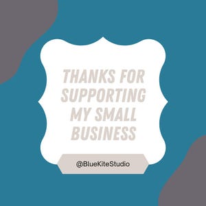 Puede incluir: Un gr&aacute;fico cuadrado con un marco blanco de bordes festoneados centrado sobre un fondo azul verdoso con formas abstractas de color gris oscuro en las esquinas. El texto dice THANKS FOR SUPPORTING MY SMALL BUSINESS en gris claro, con @BlueKiteStudio.