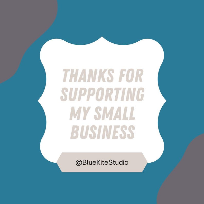 Puede incluir: Un gr&aacute;fico cuadrado con un marco blanco de bordes festoneados centrado sobre un fondo azul verdoso con formas abstractas de color gris oscuro en las esquinas. El texto dice THANKS FOR SUPPORTING MY SMALL BUSINESS en gris claro, con @BlueKiteStudio.