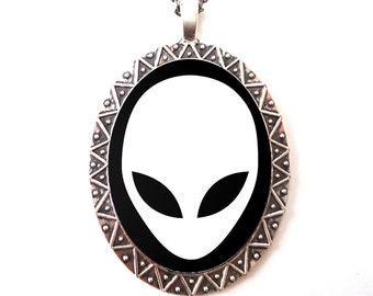 Alien Head Necklace Pendant Silver Tone - UFO Extraterrestrial Flying Saucers Sci Fi I Want to Believe