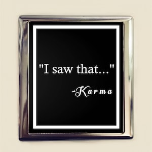 K&ouml;nnte beinhalten: Ein silbernes Zigarettenetui mit schwarzem Hintergrund und wei&szlig;em Text, der "Ich habe das gesehen..." - Karma lautet.