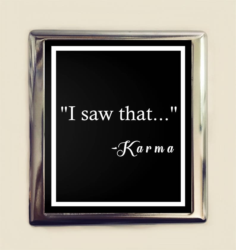 K&ouml;nnte beinhalten: Ein silbernes Zigarettenetui mit schwarzem Hintergrund und wei&szlig;em Text, der "Ich habe das gesehen..." - Karma lautet.