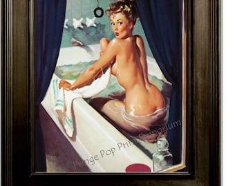 Puede incluir: Una ilustración vintage de estilo pin-up de una mujer en una bañera, con una toalla en la mano, mirando por encima del hombro. La imagen está en un marco de madera oscura con un passe-partout blanco.