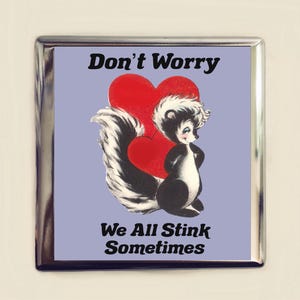 Keine Sorge, wir alle stinken manchmal Zigarettenetui Visitenkarte Ausweishalter Brieftasche Lustig Retro Süß Stinktier Selbstfürsorge