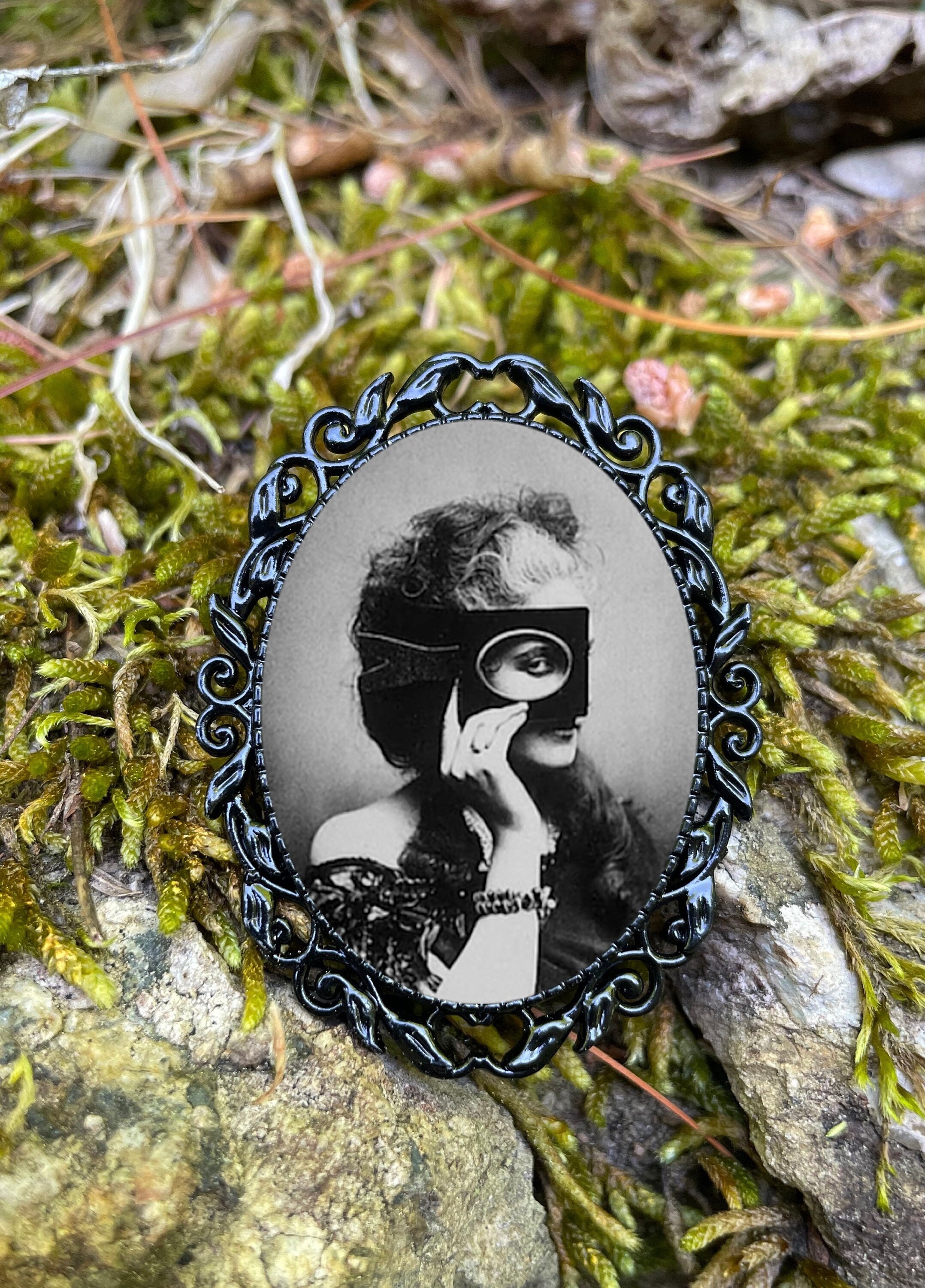 Vaquera ブラック ビッグフラワーロゼッタ ブローチ バッジ ピン Mysterious Masked Woman Brooch Pinback Pin Back Countess of
