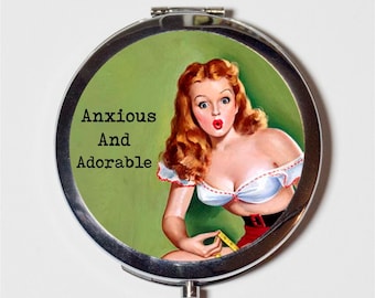 不安で愛らしいコンパクトミラー - ピンナップガールのピンナップ、社会不安、内向的な人、ユーモアたっぷり - 化粧品用メイクアップポケットミラー