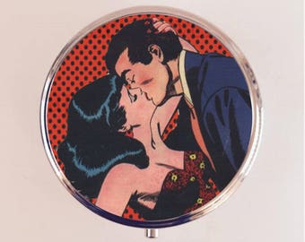 Pastillero de cómic con diseño de beso, estilo retro vintage, estilo romántico y cómic.