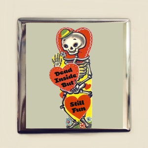 Toten im Inneren aber immer noch Spaß Retro Skeleton Zigarettenetui Visitenkarte Ausweis Halter Brieftasche Schwarzer Humor Lustig Existenz Dread