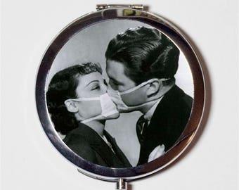 Miroir compact Masked Kiss - Couple rétro kitsch des années 50 s'embrassant - Miroir de poche à maquillage pour produits de beauté