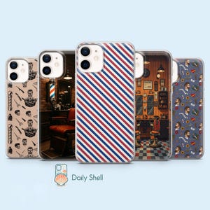 Peut inclure: Cinq coques de smartphone avec des motifs sur le thème du barbier. Les designs incluent un imprimé beige de crânes et d'outils, un intérieur de salon réaliste, des rayures diagonales rouge, blanc et bleu, une illustration vintage et des icônes.