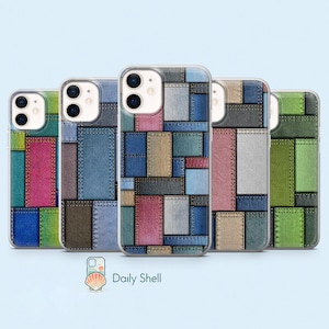 Puede incluir: Cinco fundas para smartphone dispuestas en fila, cada una con un diseño de patchwork de segmentos rectangulares similares a tela en varios colores, incluyendo azul, rosa, verde y gris. Las fundas tienen costuras visibles y aberturas.
