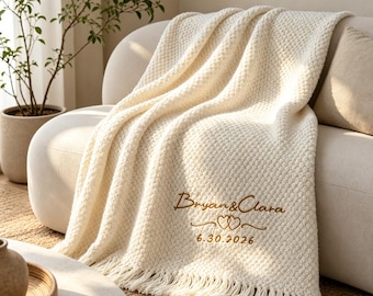 Individuell bestickte Strickdecke | Personalisierte Decke mit Namen des Paares und Hochzeitsdatum
