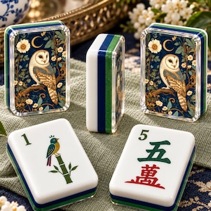 Può includere: Cinque tessere rettangolari da mahjong con angoli arrotondati. Due tessere presentano un'illustrazione di un barbagianni con una luna crescente e fiori. Una tessera mostra un uccello su bambù con il numero 1 e una il numero 5 con caratteri.
